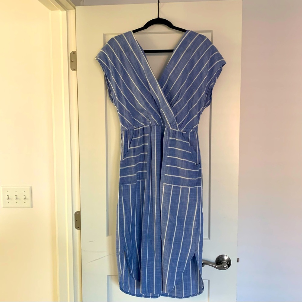 Universal Thread gorgeous vneck dress with tie back and pockets
